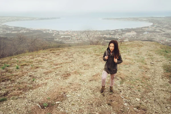 Caminante mujer caminando en la montaña — Foto de Stock