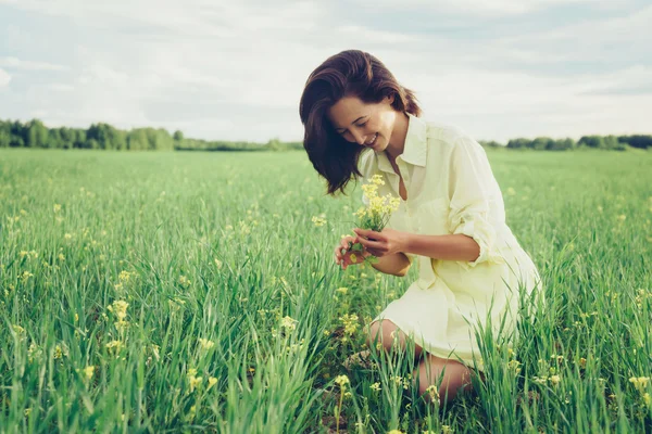 Picking yellow wildflowers — Stock Photo, Image