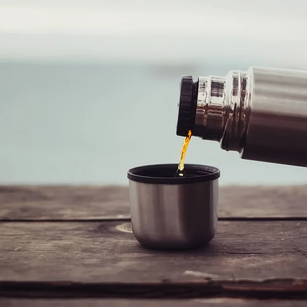 Gieten thee uit thermos buiten — Stockfoto