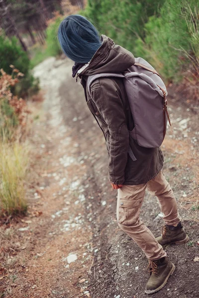 Hiker standing on path — Stock Photo, Image