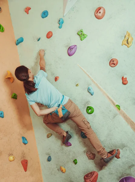 Climber woman training indoor — Stock Photo, Image