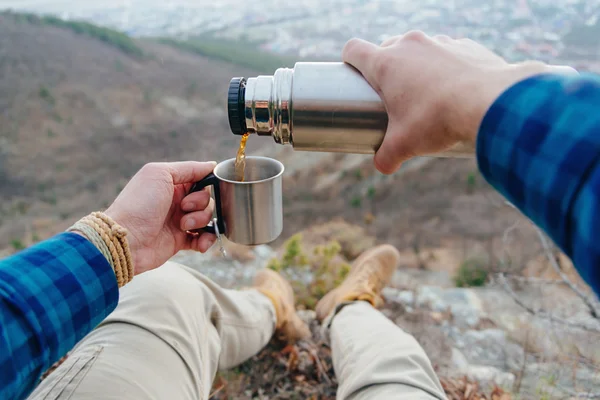 Man pouring tea from thermos — Stock Photo, Image