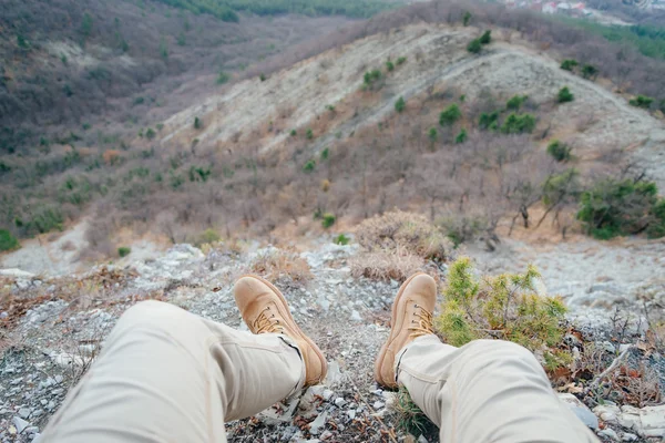산에서 휴식 하는 남자 — 스톡 사진