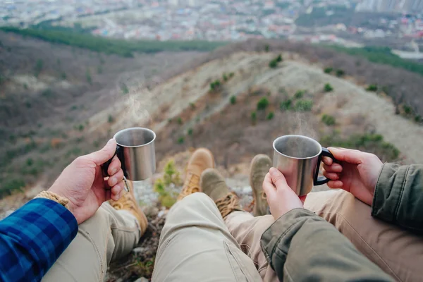Koppel het drinken van thee in Bergen — Stockfoto