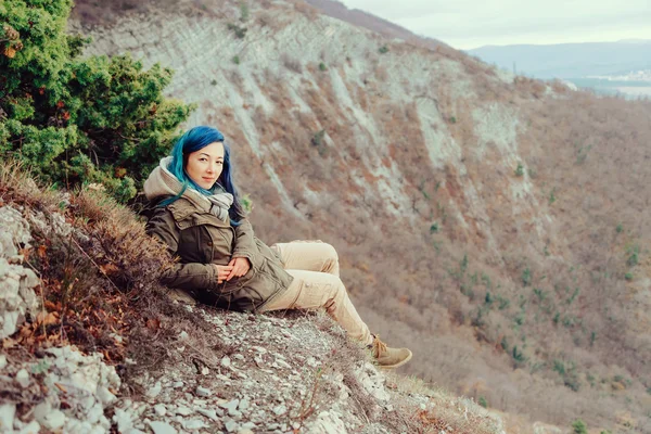 Dağlarda oturan kadın — Stok fotoğraf