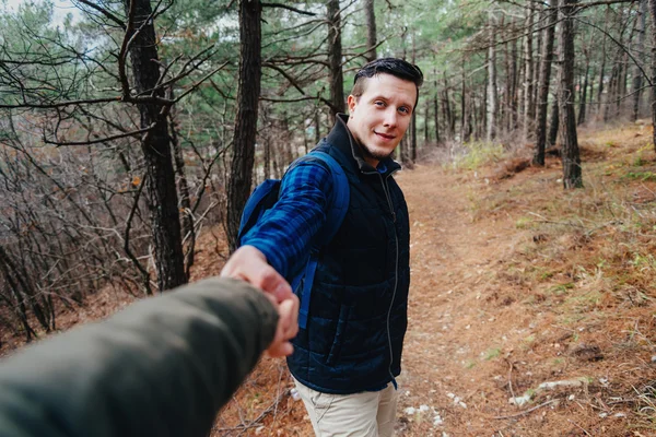 Hikers couple walking outdoor — Stock Photo, Image