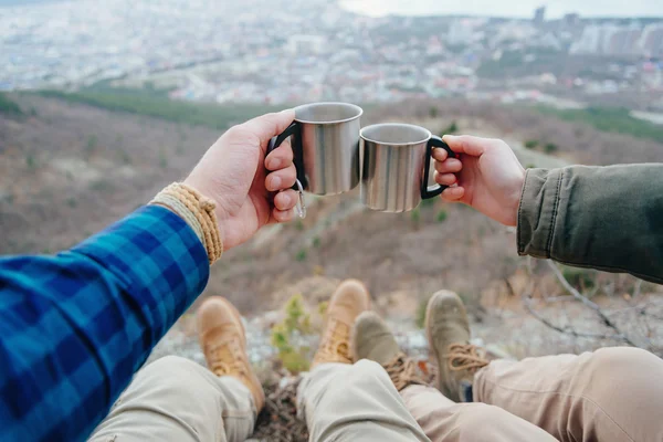 Pareja bebiendo té en las montañas — Foto de Stock