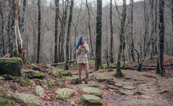 Beautiful woman walking in the forest — Stock Photo, Image