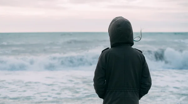 Femme regardant les vagues de la mer — Photo