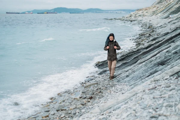 Mädchen zu Fuß auf Küste — Stockfoto
