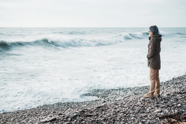 Njuter av havet i blåsigt väder — Stockfoto