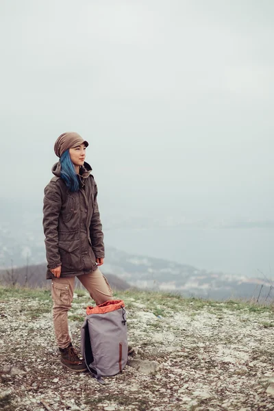 Chica excursionista con mochila — Foto de Stock