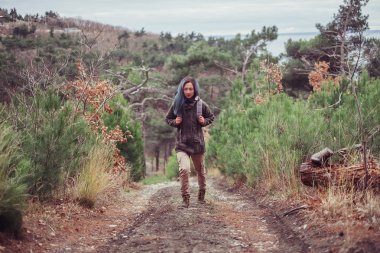 Uzun yürüyüşe çıkan kimse kız patika üzerinde yürüyüş