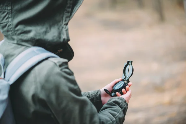 Richtungssuche mit dem Kompass — Stockfoto