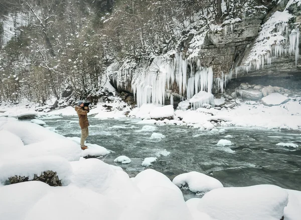 Fotógrafo caminando en invierno —  Fotos de Stock