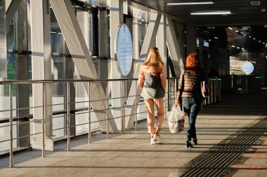 Tren istasyonunda yürüyen insanlar