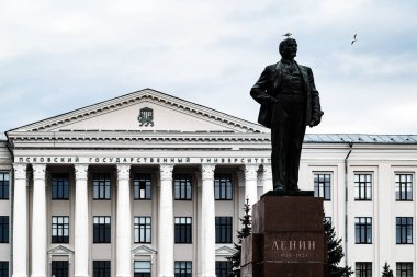 Pskov Devlet Üniversitesi yakınlarındaki Lenin anıtı