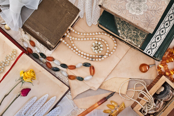 Ретро книга и бусы
