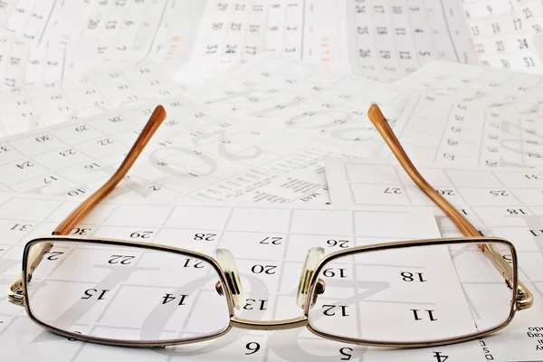 Brille auf Kalenderblättern — Stockfoto