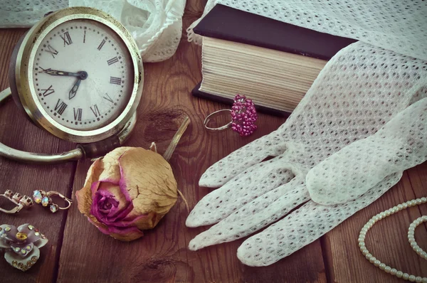 Vintage vrouwen sieraden en handschoenen. — Stockfoto