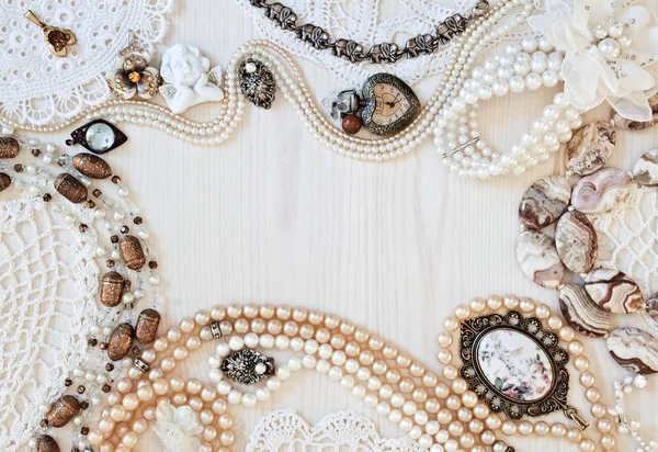 Vackra kvinnliga smycken och prydnadssaker — Stockfoto