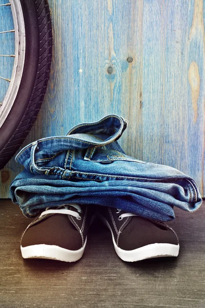 Trendy jeans and sneakers — Stock Photo, Image