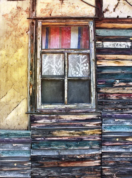 Vieja ventana en una pared de madera — Foto de Stock