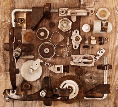 Ahşap arka plan üzerinde çeşitli metal parçalar