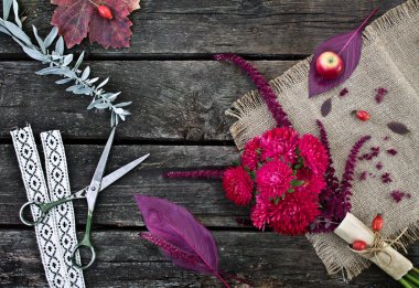 Çiçek, makas ve elma