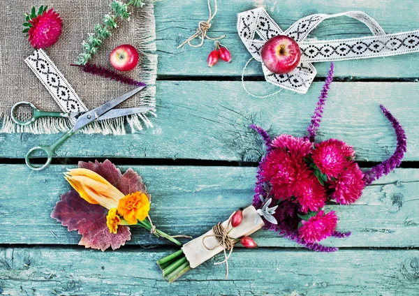 Bouquet of asters, scissors and apples — Stock Photo, Image