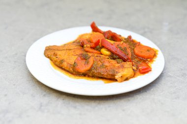Chraime geleneksel Fas, Yahudi ve Arap yemeğidir. Domates soslu Chraime Şabat Balığı, sarımsak, biber, baharat.