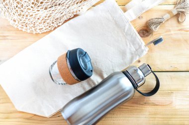 Çevre dostu alışveriş torbaları, yeniden kullanılabilir kahve fincanı, su paslanmaz şişe, bambu diş fırçası ve sarmaşık sicimi..