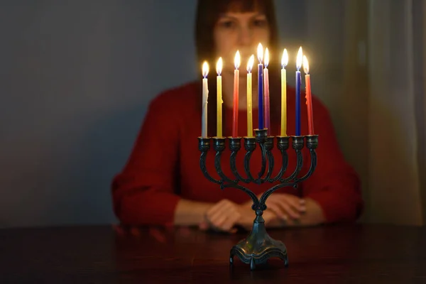 Jüdische Frau Feiert Die Feiertage Chanukka Allein Während Der Covid — Stockfoto