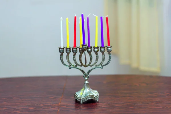Joodse Vakantie Chanoeka Achtergrond Met Menorah Kleurrijke Kaarsen Houten Tafel — Stockfoto