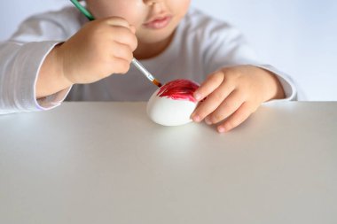 Mutlu Paskalyalar. Paskalya yumurtalarını boyayan komik küçük kız. Mutlu çocuk Paskalya için hazırlanıyor..