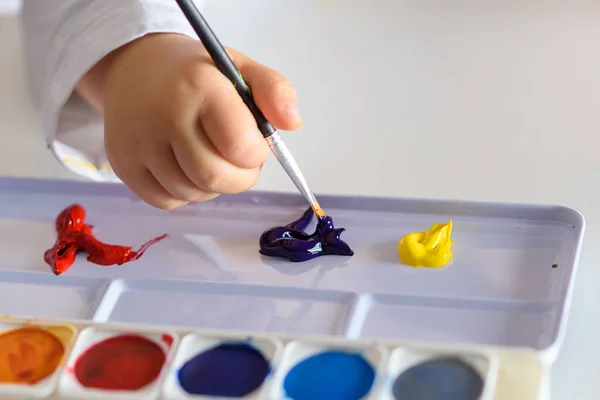 Hand Painted Paints Brushes White Table Girls Hands Draw Colors — Fotografia de Stock