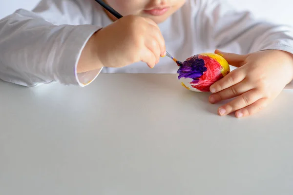 Gelukkig Pasen Grappig Kind Dat Paaseieren Schildert Gelukkig Peuter Voorbereiding — Stockfoto