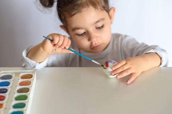 Gelukkig Pasen Grappig Meisje Dat Paaseieren Schildert Gelukkig Peuter Voorbereiding — Stockfoto