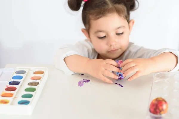 Feliz Páscoa Menina Engraçada Pintando Ovos Páscoa Criança Feliz Preparando — Fotografia de Stock
