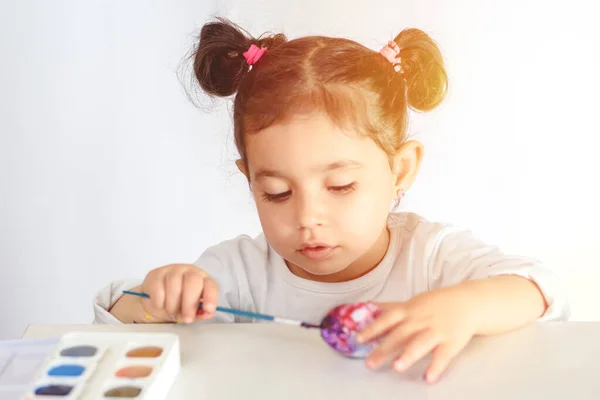 Feliz Páscoa Menina Engraçada Pintando Ovos Páscoa Criança Feliz Preparando — Fotografia de Stock