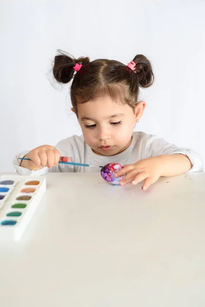 Feliz Páscoa Menina Engraçada Pintando Ovos Páscoa Criança Feliz Preparando — Fotografia de Stock