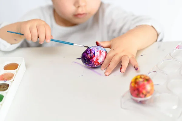 Feliz Páscoa Menina Engraçada Pintando Ovos Páscoa Criança Feliz Preparando — Fotografia de Stock