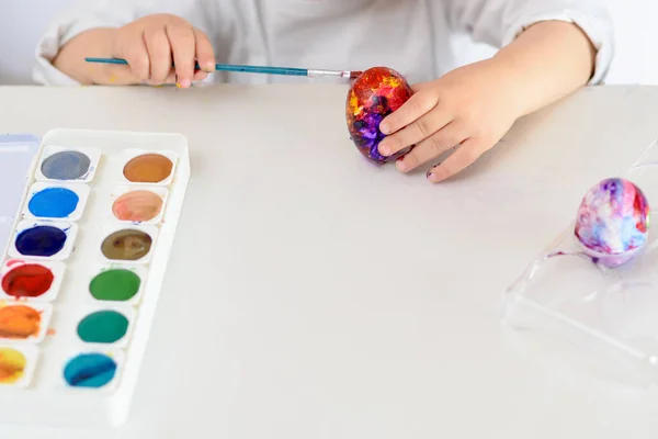 Дитячі Руки Малювали Пасхальні Яйця Фарби Пензлики Білому Столі Підготовка — стокове фото
