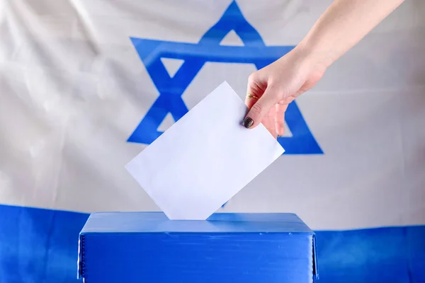 Israeli Young woman putting a ballot in a ballot box on election day. — Stock Photo, Image
