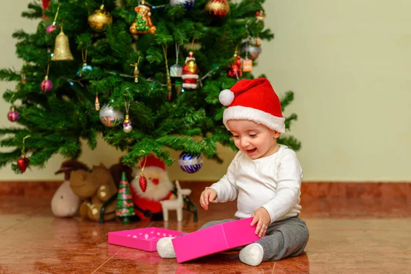 Szczęśliwe dziecko dziewczyna z prezentem świątecznym. — Zdjęcie stockowe