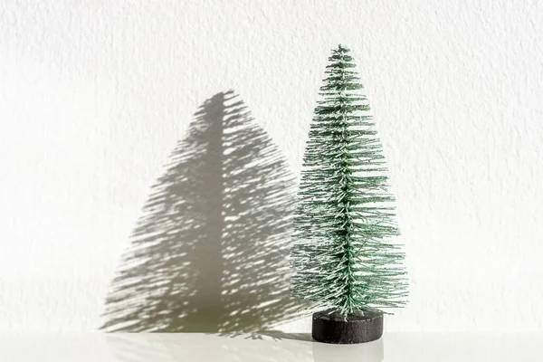 Мала зелена різдвяна ялинка з тіні на білому тлі . — стокове фото