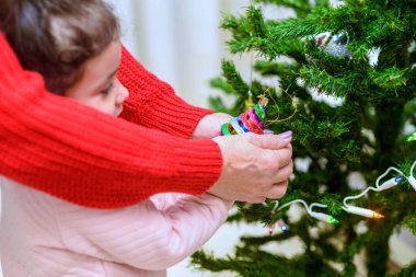İki kuşak. Büyükannem ve torunum Noel ağacını mücevherlerle süslediler..