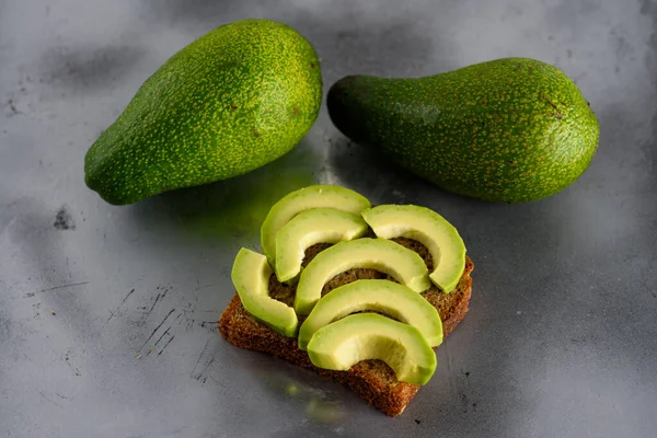 Toast à l'avocat épicé petit déjeuner sain. Vue du dessus. — Photo