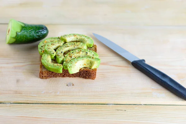 Splendidamente pane tostato di segale con avocado verde tagliato. — Foto Stock