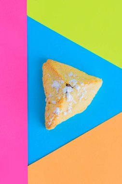 Geleneksel Yahudi Pastası, Hamantaschen, Purim sırasında modern renkli arka planda servis edildi. Genel Görünüm.